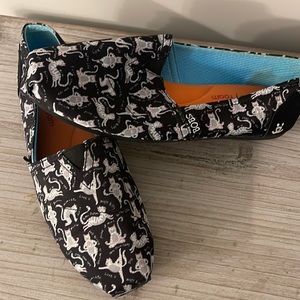 Size 8 sketcher cat slip on shoes